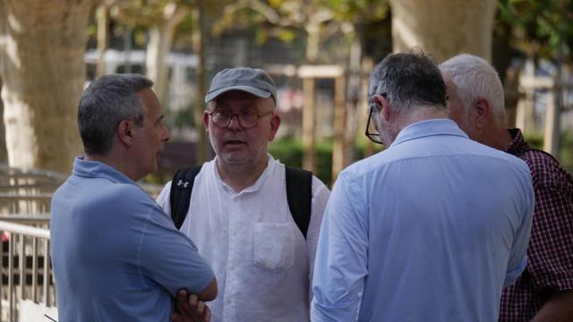 El abogado de Carles Puigdemont, Gonzalo Boye (con gorra), junto al jefe de Oficina del 'expresident', Josep Lluís Alay