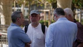 El abogado de Carles Puigdemont, Gonzalo Boye (con gorra), junto al jefe de Oficina del 'expresident', Josep Lluís Alay