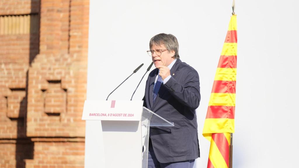 Carles Puigdemont, arengando a sus fieles en Barcelona tras su fugaz regreso a Cataluña