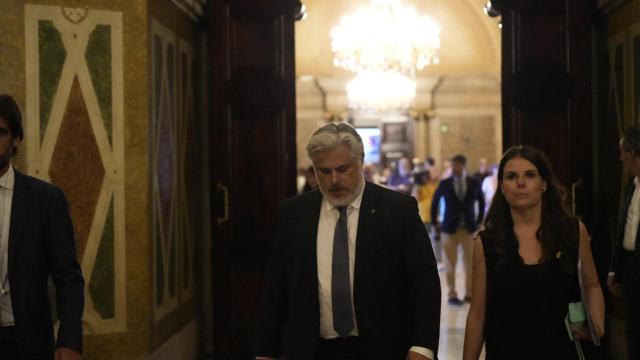 Albert Batet, presidente del grupo parlamentario de Junts, y Mònica Sales, portavoz parlamentaria