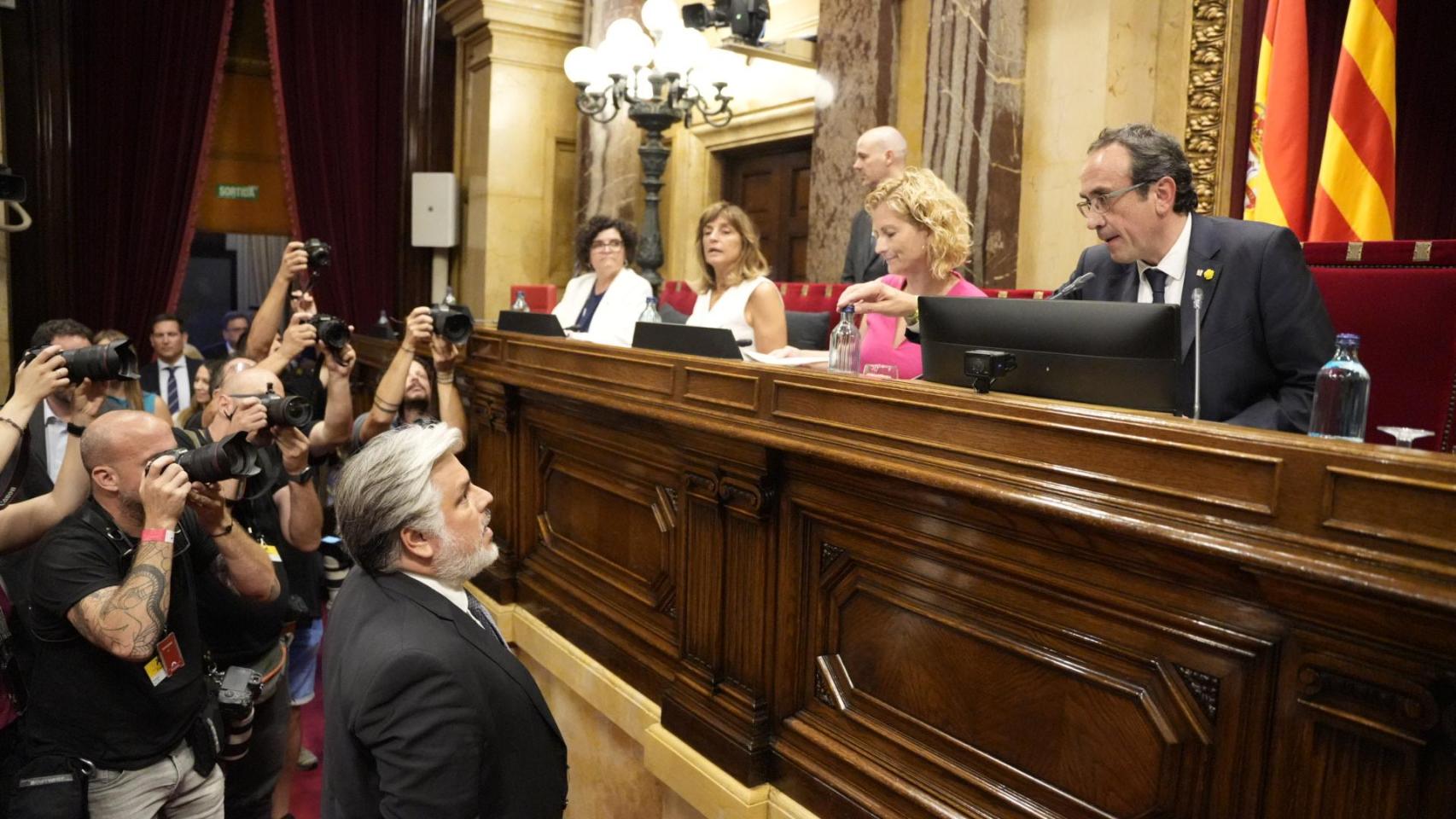 Albert Batet, presidente del grupo parlamentario de Junts, y Josep Rull, presidente del Parlament, discutiendo sobre la  suspensión del pleno de investidura de Illa