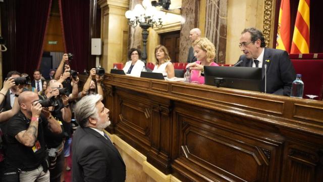 Albert Batet, presidente del grupo parlamentario de Junts, y Josep Rull, presidente del Parlament, discutiendo sobre la  suspensión del pleno de investidura de Illa