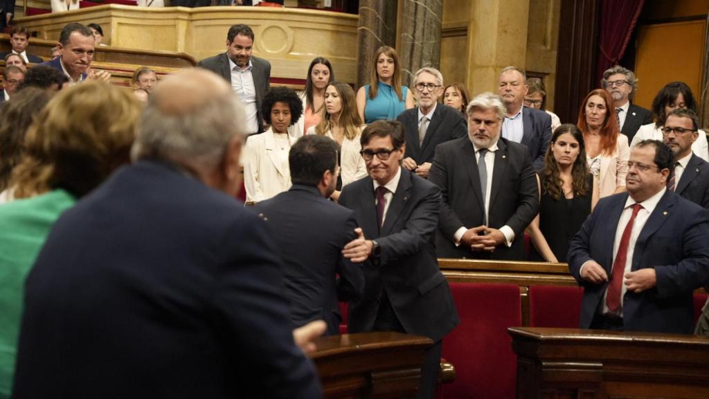 Salvador Illa, nuevo presidente de la Generalitat, saluda a su predecesor, Pere Aragonès, al término de la sesión de investidura