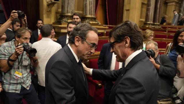 Salvador Illa recibe la felicitación del presidente del Parlament, Josep Rull, tras ser investido