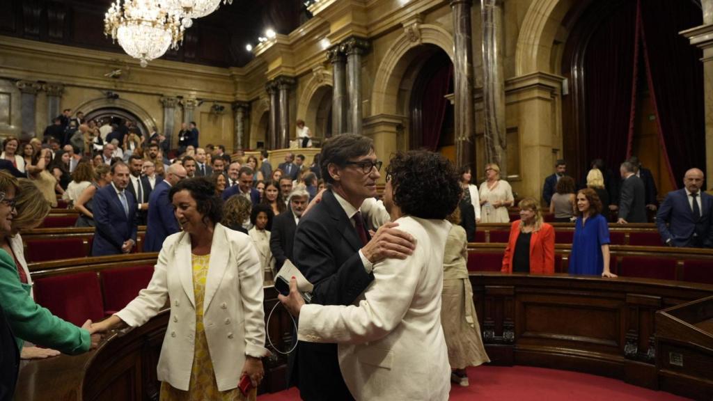 Salvador Illa es felicitado tras ser investido presidente de la Generalitat en el Parlament