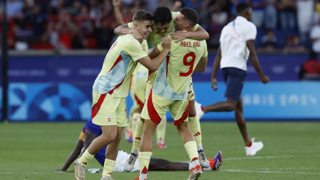 Fermín López se abraza con Sergio Camello y Abel Ruiz tras conquistar el oro olímpico