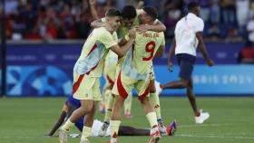 Fermín López se abraza con Sergio Camello y Abel Ruiz tras conquistar el oro olímpico