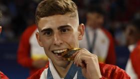 Fermín López muerde la medalla de oro conquistada en los Juegos Olímpicos de París 2024