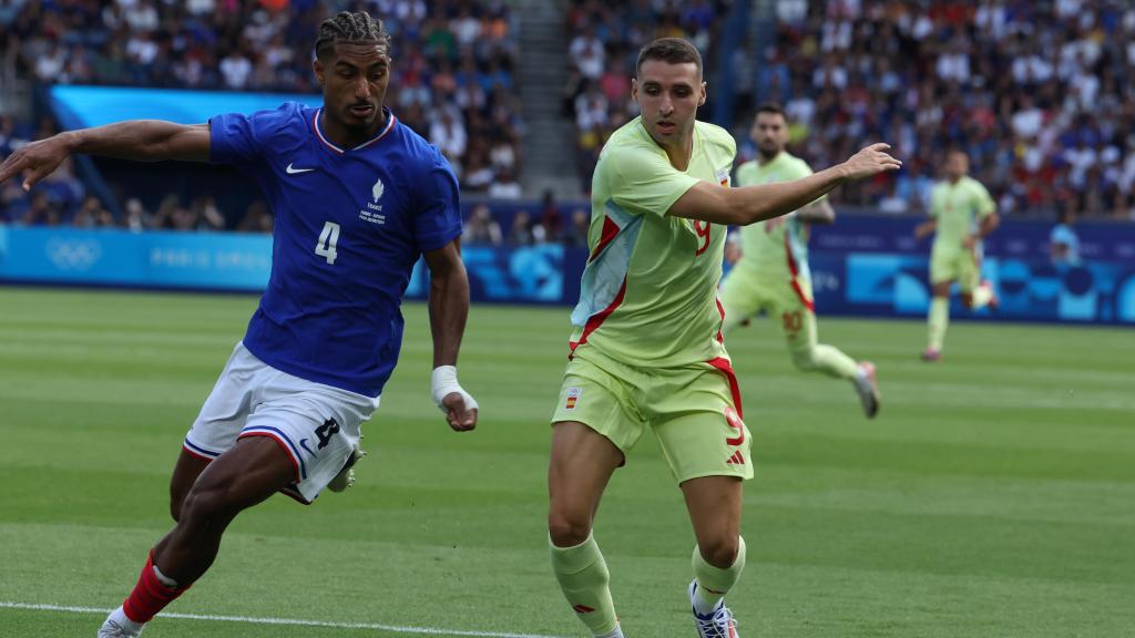 Abel Ruiz pugna con Loïc Badé por un balón en la final de los Juegos Olímpicos