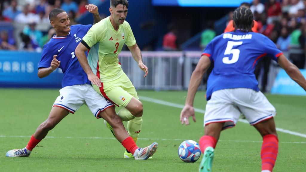 Juan Miranda, presionado por un jugador de Francia en la final de los Juegos Olímpicos