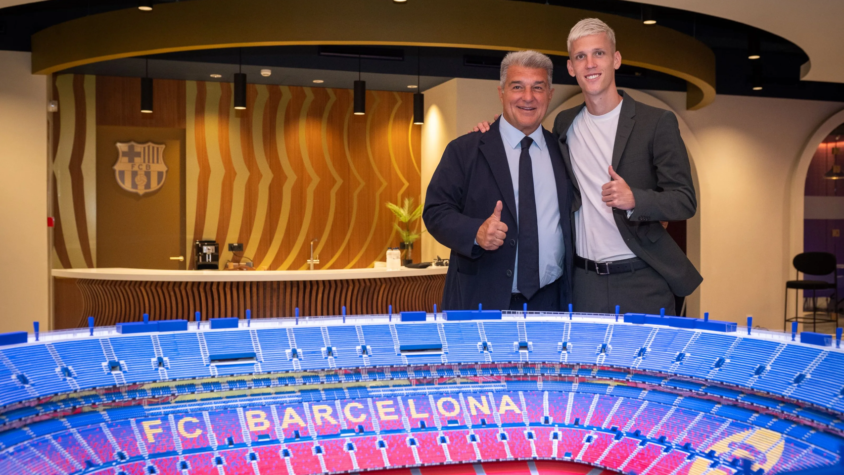 Dani Olmo con Joan Laporta, en su primer día como jugador del Barça