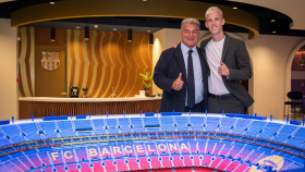 Dani Olmo con Joan Laporta, en su primer día como jugador del Barça