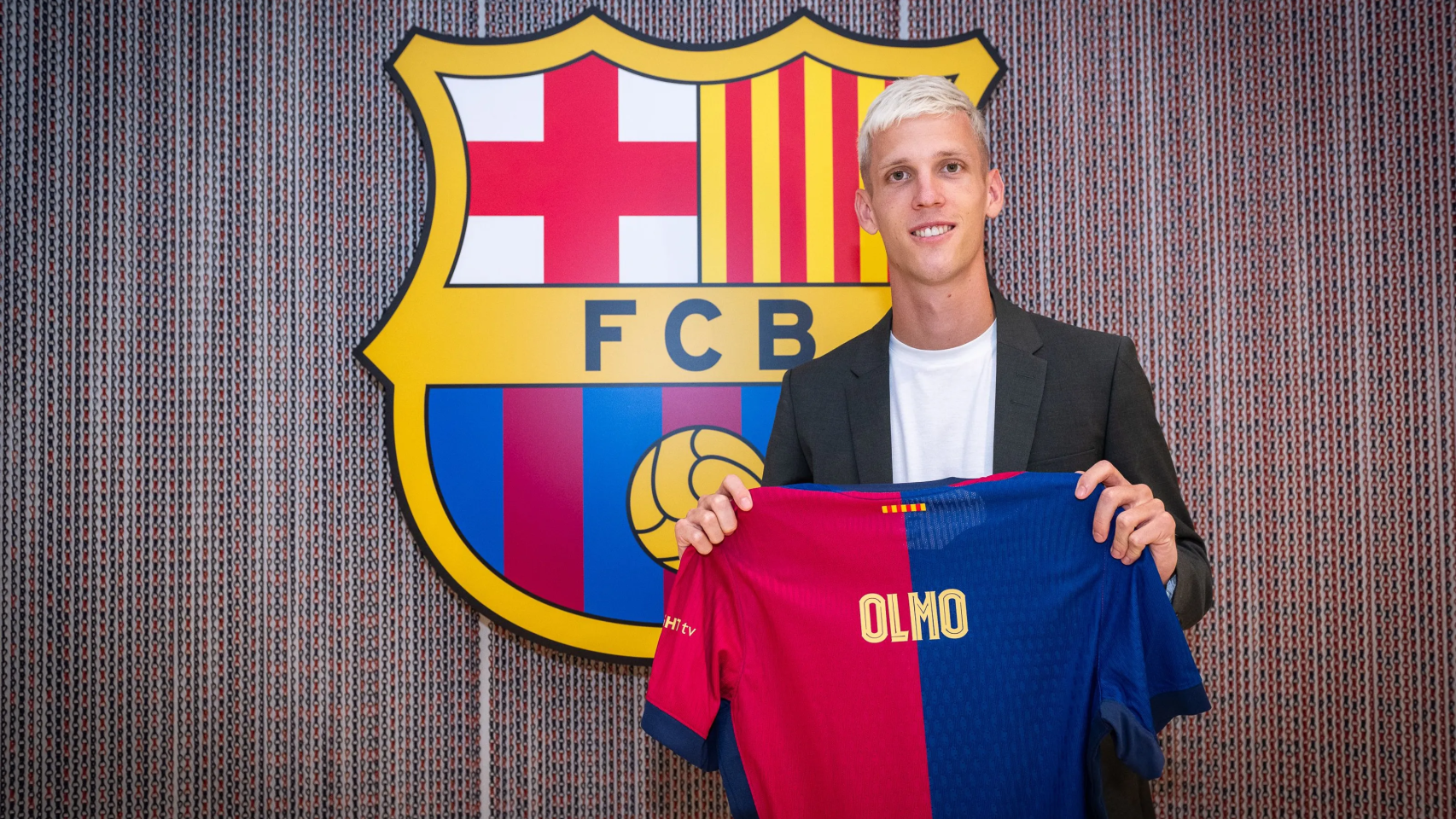 Dani Olmo posa con la camiseta del Barça