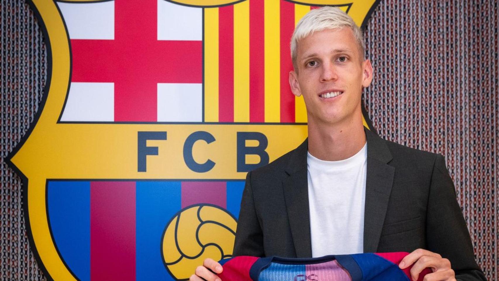 Dani Olmo posa con la camiseta del Barça