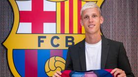 Dani Olmo posa con la camiseta del Barça