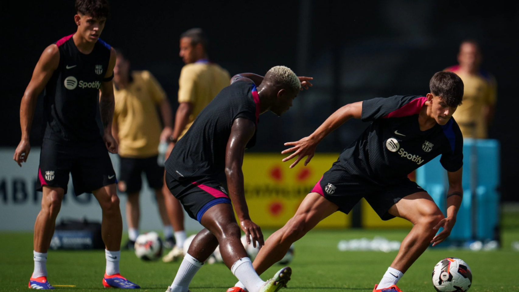 Héctor Fort, Mika Faye y Marc Bernal, en un entrenamiento del Barça en Orlando