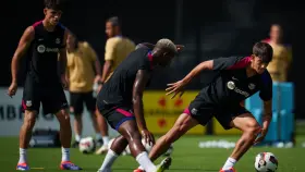 Héctor Fort, Mika Faye y Marc Bernal, en un entrenamiento del Barça en Orlando