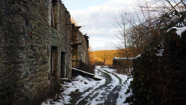 Imagen de archivo de un pueblo abandonado y nevado