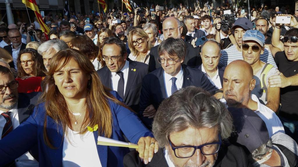 Puigdemont, acompañado por dirigentes de Junts como Josep Rull (a su izquierda), Laura Borràs o Jordi Turull en su fugaz regreso a Barcelona