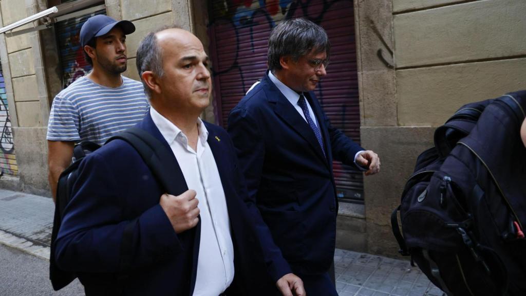 Jordi Turull (izq.) acompañando a Puigdemont antes de llegar a Arc de Triomf