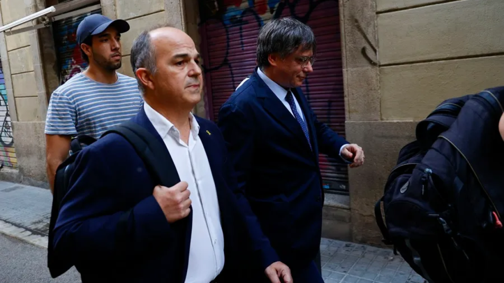 Jordi Turull (i), secretario general de Junts, con el 'expresident' Carles Puigdemont ayer