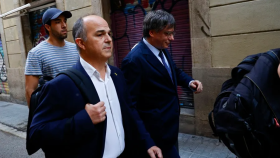 Jordi Turull (i), secretario general de Junts, con el 'expresident' Carles Puigdemont ayer