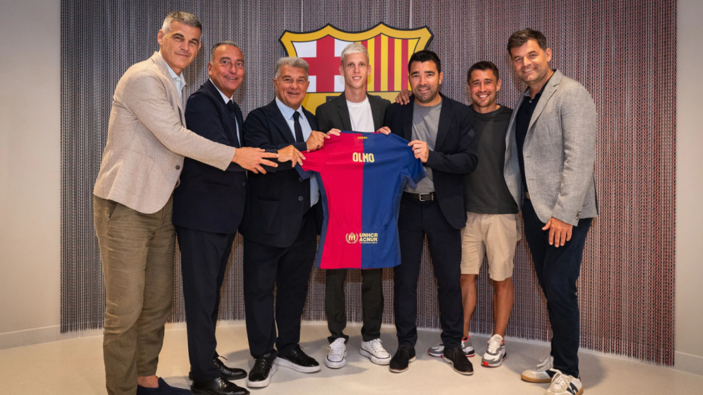 Dani Olmo, con los miembros de la comisión deportiva del Barça tras cerrar su fichaje