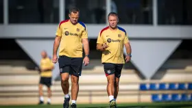 Hansi Flick conversa con uno de sus ayudantes en un entrenamiento del Barça