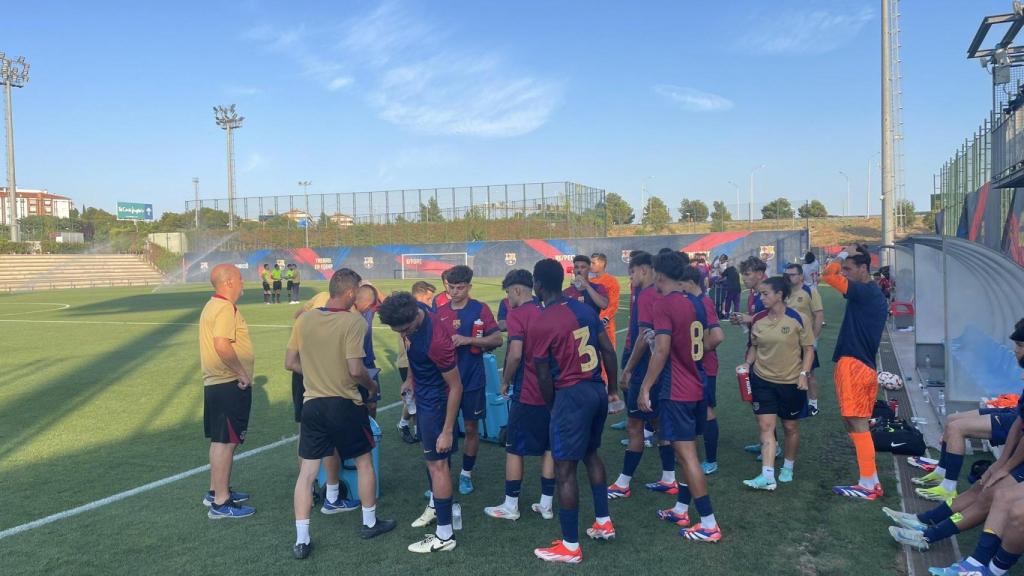 Los jugadores del Barça B disputan un amistoso contra L'Hospitalet