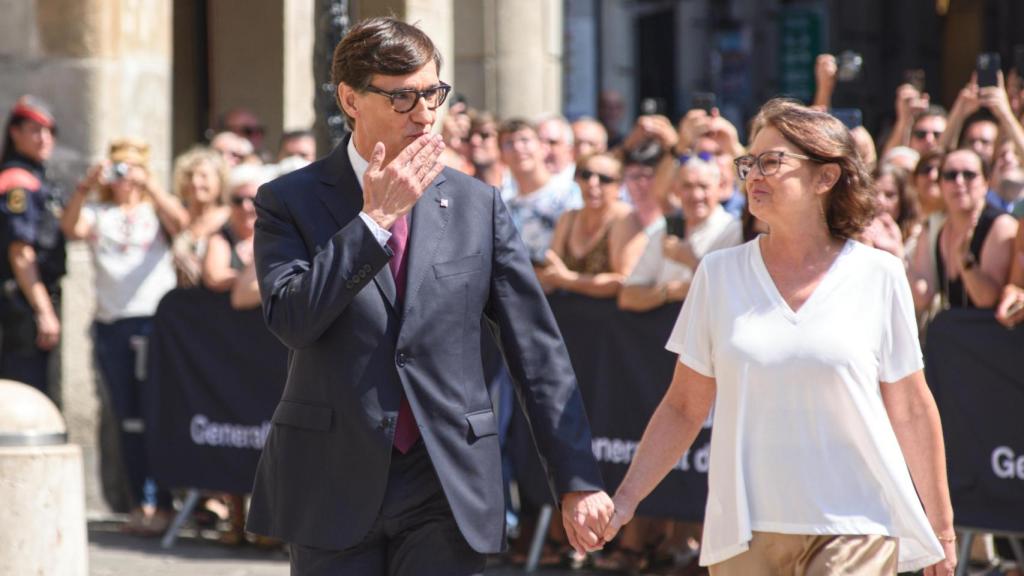 Salvador Illa y su mujer Marta Estruch, instantes previos a la toma de posesión del socialista como 'president' de la Generalitat