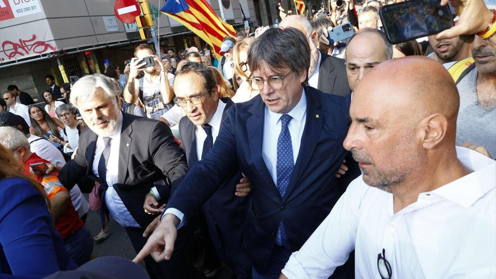 El prófugo de la justicia Carles Puigdemont, paseando impunemente por Barcelona