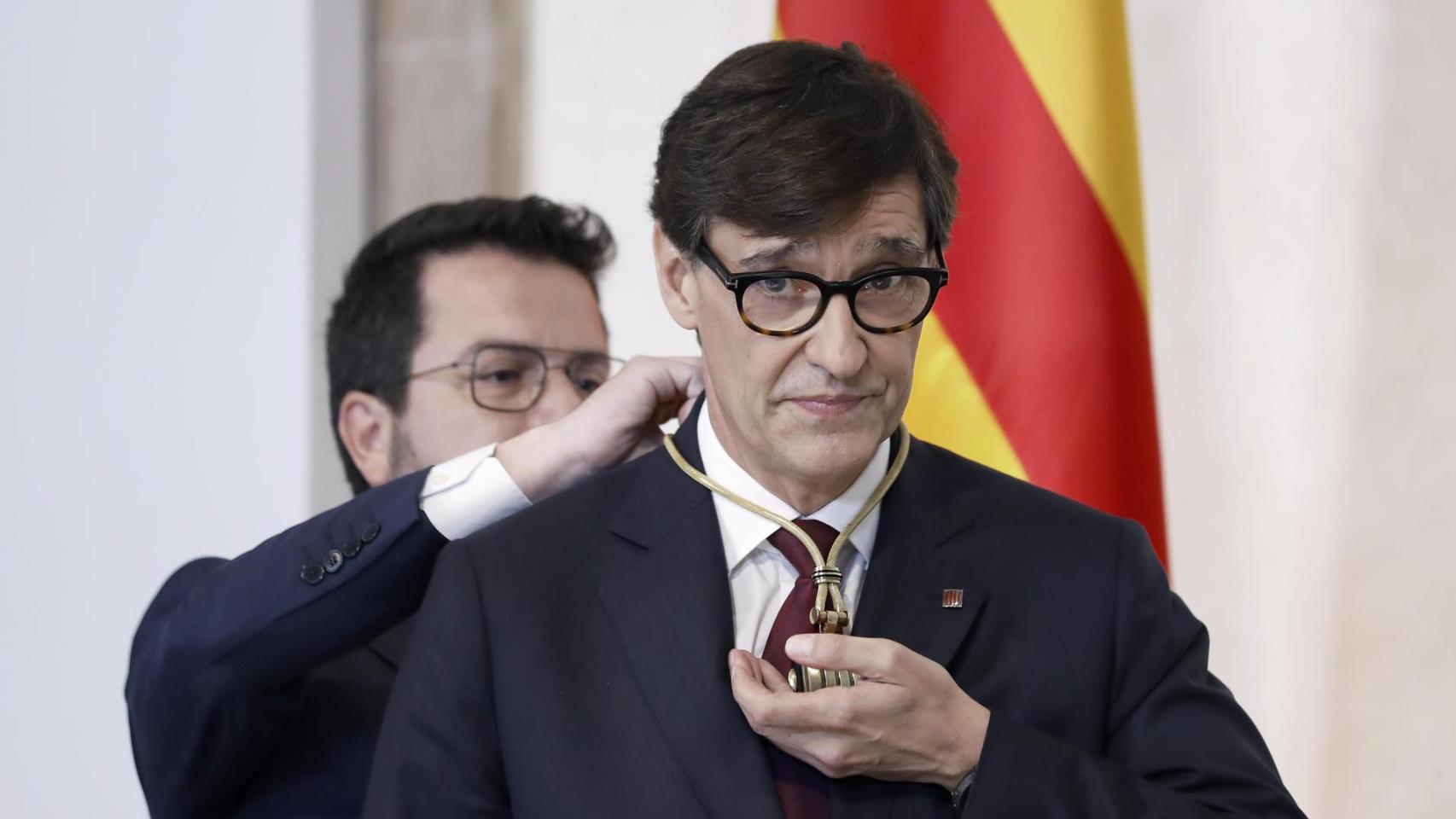 Pere Aragonès, presidente saliente, impone la medalla a Salvador Illa en su toma de posesión del cargo de 'president' de la Generalitat