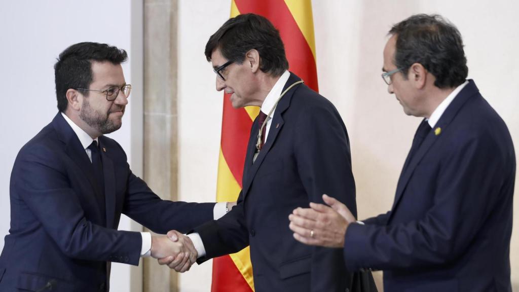 Salvador Illa es felicitado por el presidente saliente, Pere Aragonès (izquierda) y el presidente del Parlament, Josep Rull (derecha)