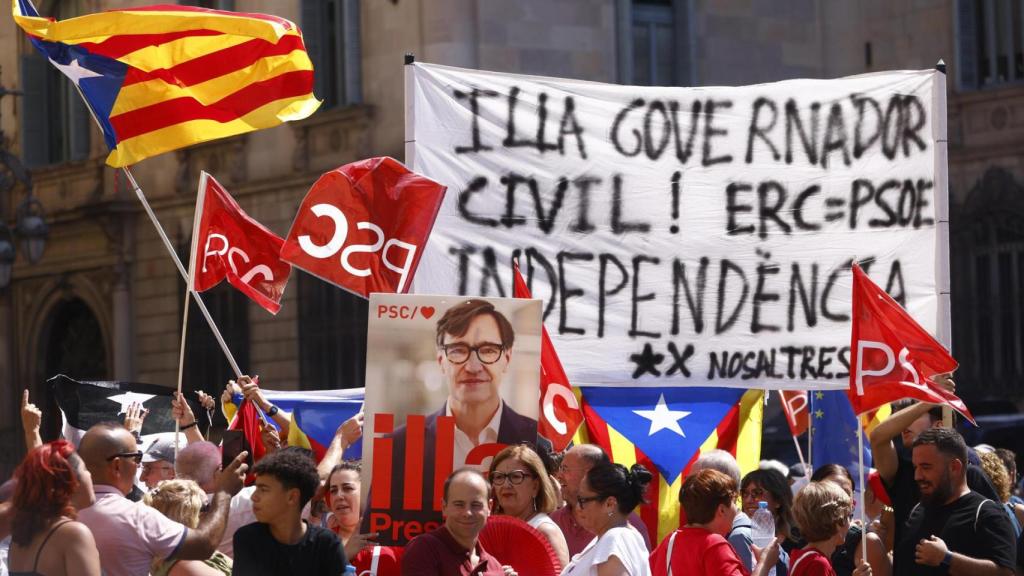 Vista del público (socialistas en primer término, independentistas detrás) antes de la toma de posesión del presidente electo de la Generalitat, Salvador Illa