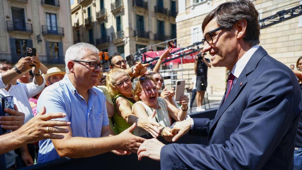 Salvador Illa saluda a la salida del acto de toma de posesión como 'president' en la plaza Sant Jaume