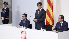 Salvador Illa (PSC), tomando posesión como presidente de la Generalitat sin la bandera de España, junto a su antecesor Pere Aragonès (ERC) y el presidente del Parlament, Josep Rull (Junts)