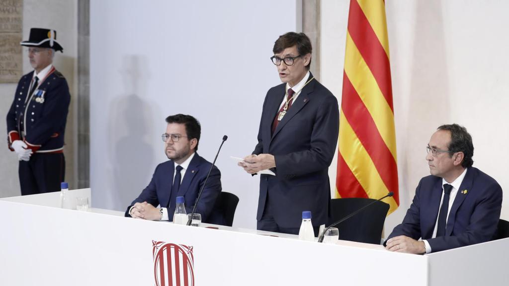 Salvador Illa (PSC), tomando posesión como presidente de la Generalitat sin la bandera de España, junto a su antecesor Pere Aragonès (ERC) y el presidente del Parlament, Josep Rull (Junts)