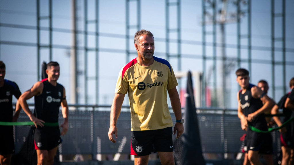 Hansi Flick observa atentamente un entrenamiento del Barça