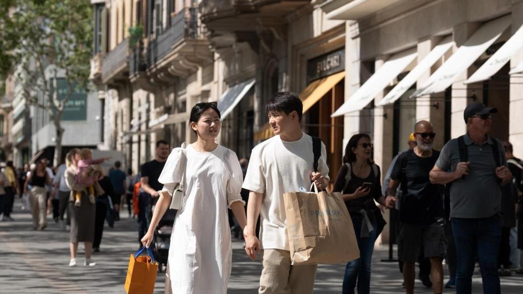 Imagen de unos visitantes asiáticos en el Passeig de Gràcia (Barcelona)