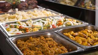 El buffet de Cataluña que recomiendan los camioneros y sirven desde paella hasta marisco por menos de 20 euros