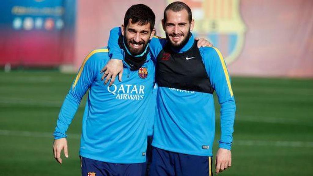 Aleix Vidal y Arda Turan en un entrenamiento con el Barça