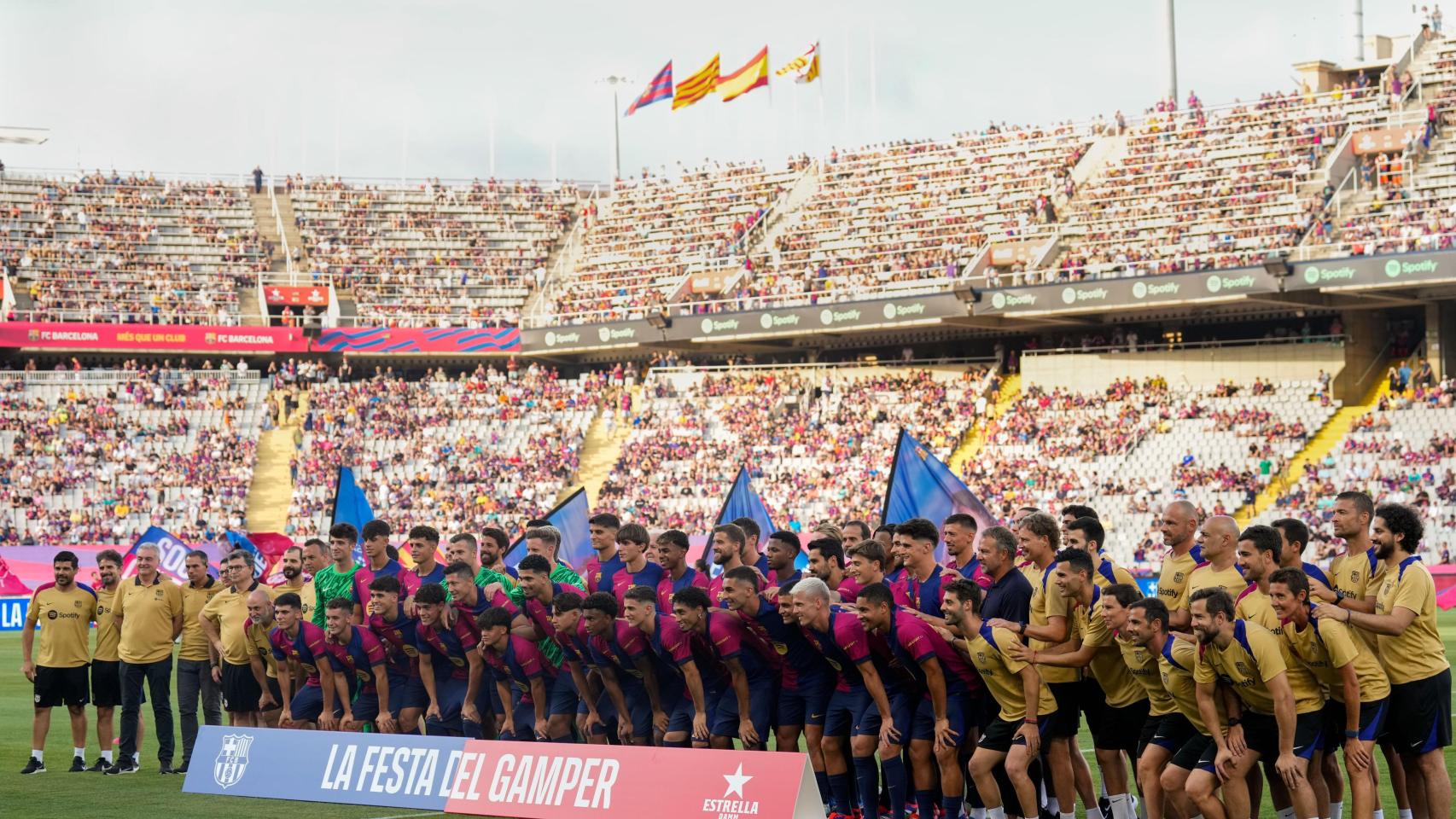 Presentación de la plantilla del Barça en Montjuïc, antes del Gamper contra el Mónaco