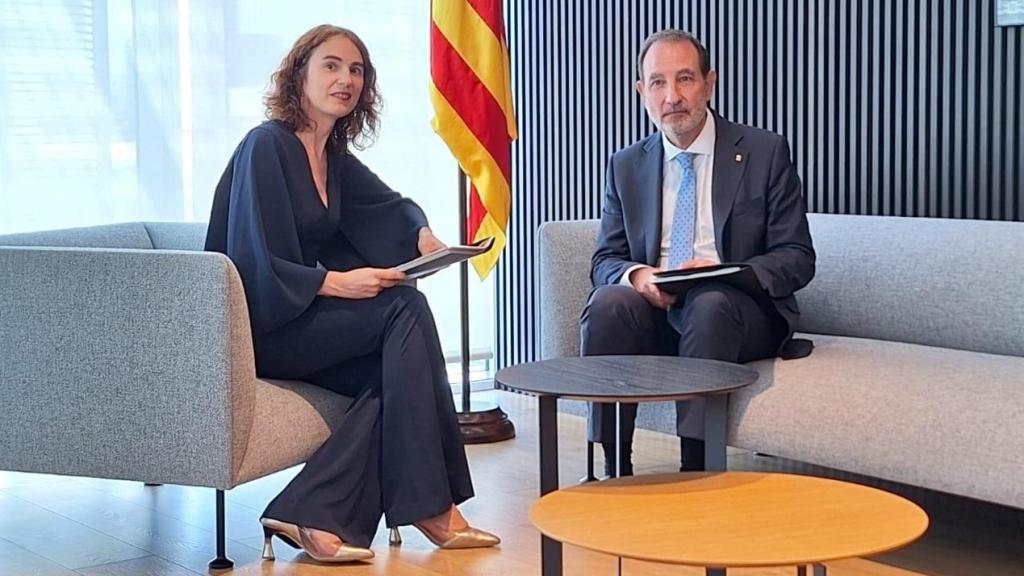 La 'consellera' saliente de Justicia de la Generalitat de Cataluña, Gemma Ubasart, y su sucesor en el cargo, Ramon Espadaler