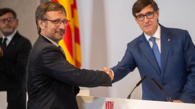 El nuevo 'conseller' de Política Lingüística, Francesc Xavier Vila (i), y el presidente de la Generalitat de Catalunya, Salvador Illa (d), durante el acto de toma de posesión del Govern catalán,