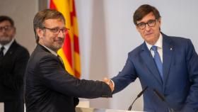 El nuevo 'conseller' de Política Lingüística, Francesc Xavier Vila (i), y el presidente de la Generalitat de Catalunya, Salvador Illa (d), durante el acto de toma de posesión del Govern catalán,