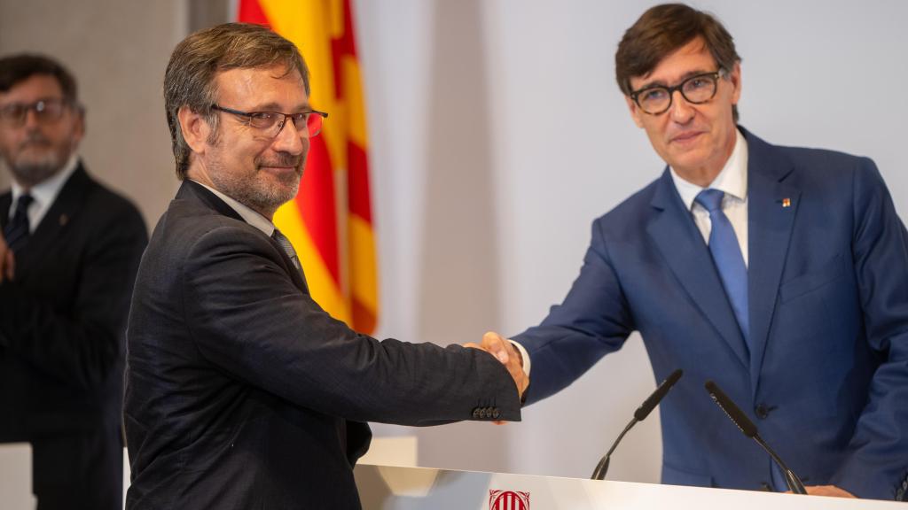 El nuevo 'conseller' de Política Lingüística, Francesc Xavier Vila (i), y el presidente de la Generalitat de Catalunya, Salvador Illa (d), durante el acto de toma de posesión del Govern catalán,