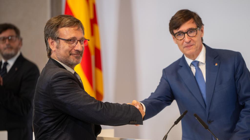 El nuevo 'conseller' de Política Lingüística, Francesc Xavier Vila (i), y el presidente de la Generalitat de Catalunya, Salvador Illa (d), durante el acto de toma de posesión del Govern catalán,