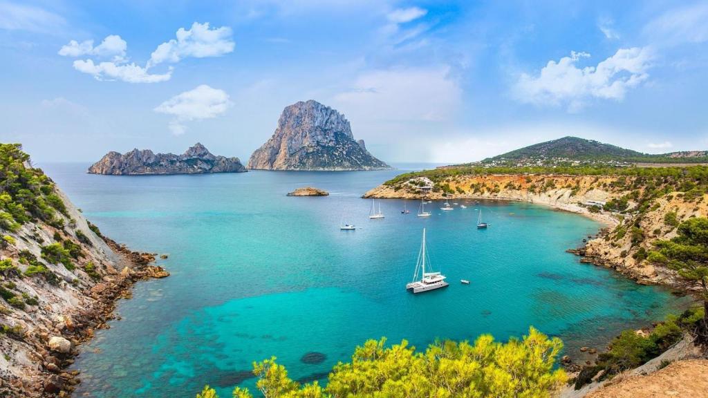 Barcos en una cala de Ibiza