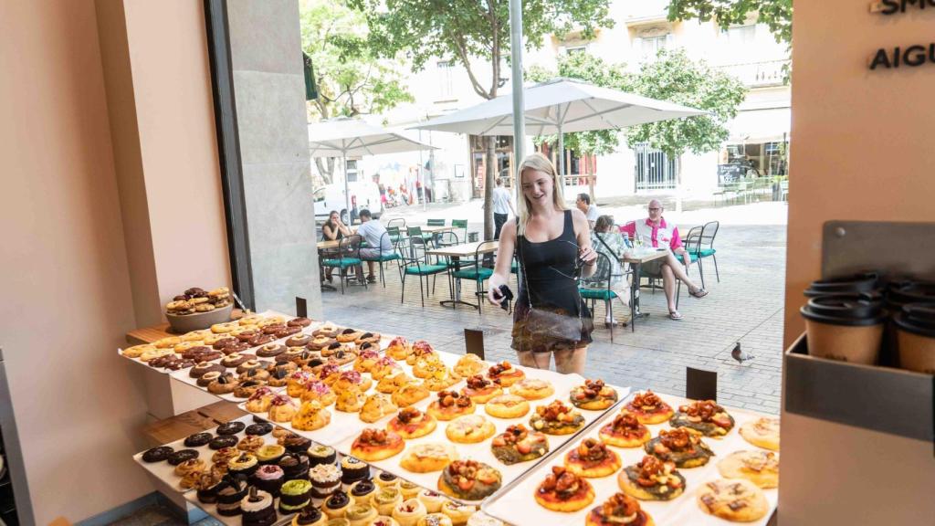 Una mujer contempla la vitrina del local de Chök en el Born, en Barcelona