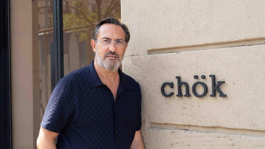 Fernando Madrid, fundador y CEO de Chök, ante su local en el Born, en Barcelona